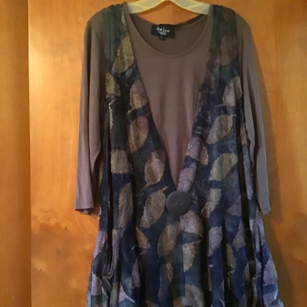 Tunic with 3/4 length sleeve top, size L